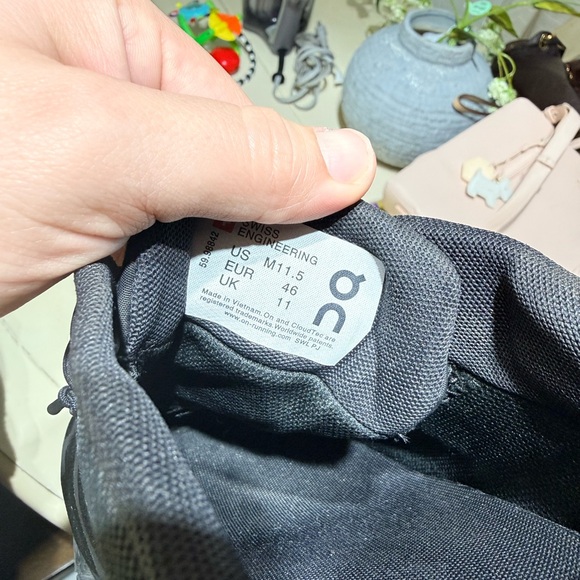 On Men's Black Sneakers - Picture 7 of 7